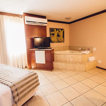 לונדרינה Hotel Crystal מראה חיצוני תמונה